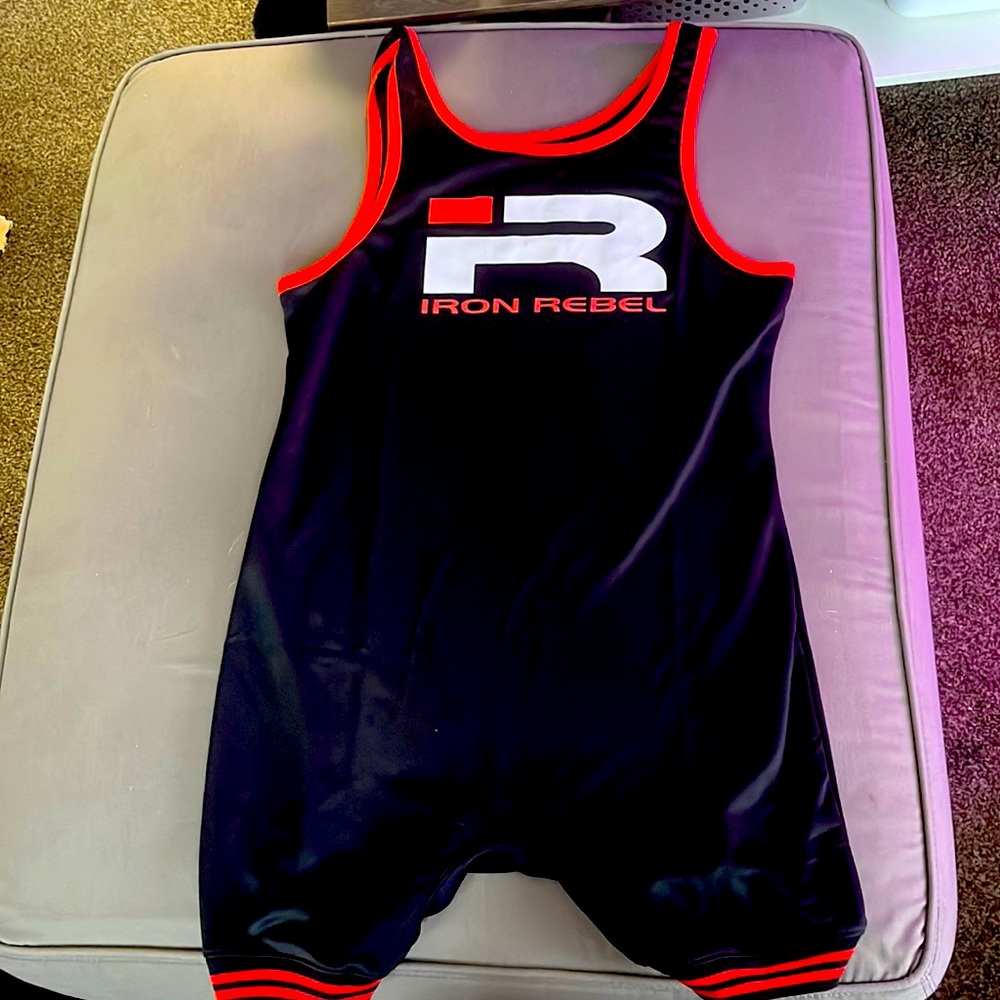 New - never worn - Iron Rebel Women’s 2XL lifting singlet (black/red)